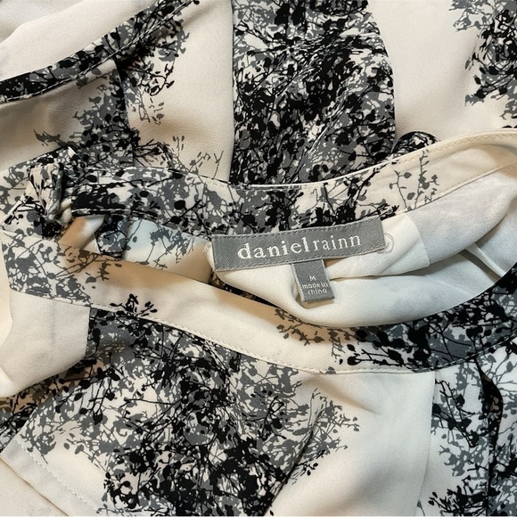 SLEEVELESS AND OPEN BACK BLACK & WHITE BLOUSE BY DANIELRAINN IN SIZE MEDIUM - Picture 3 of 3